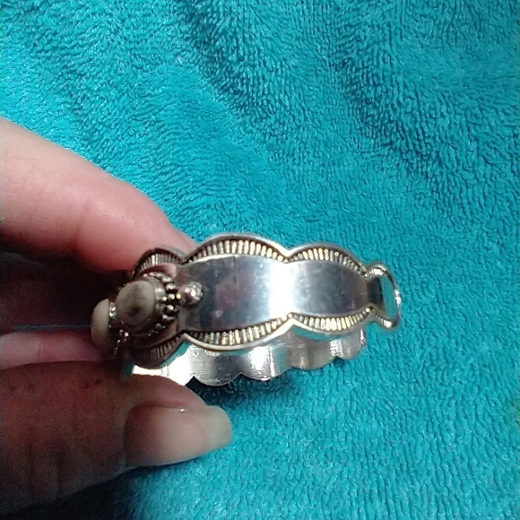 Silvertone and White Howlite Stones Cuff Bracelet vintage - Picture 4 of 5